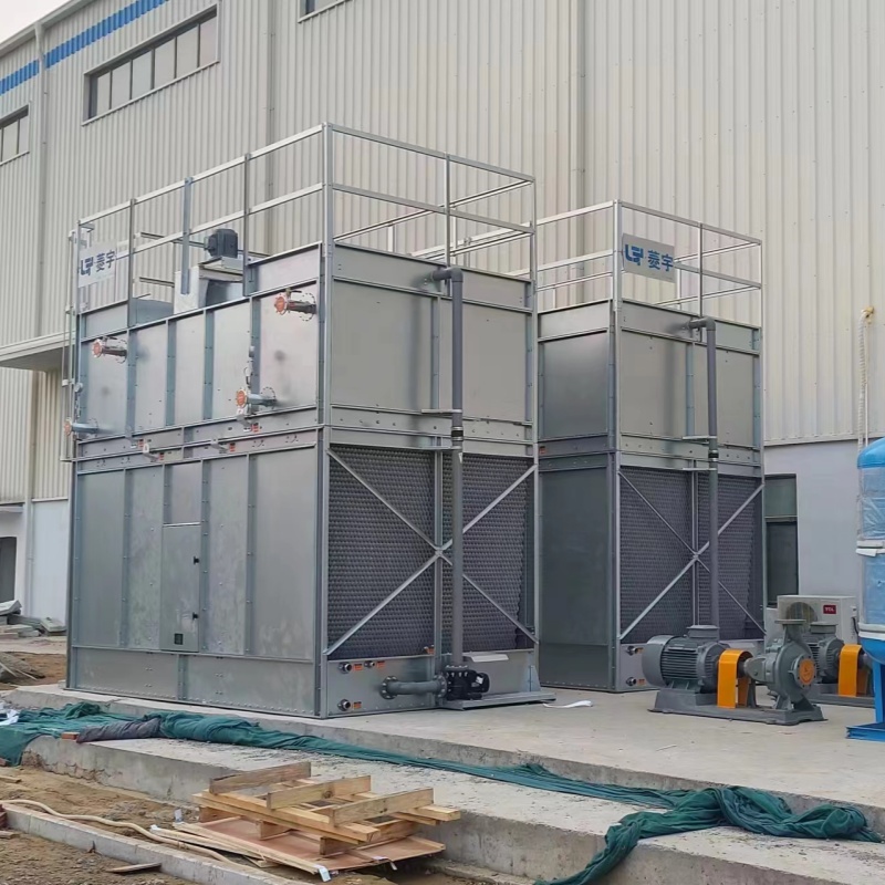 河南郑州比亚迪工厂采购的两台菱宇方形横流闭式冷却塔吊装到位
